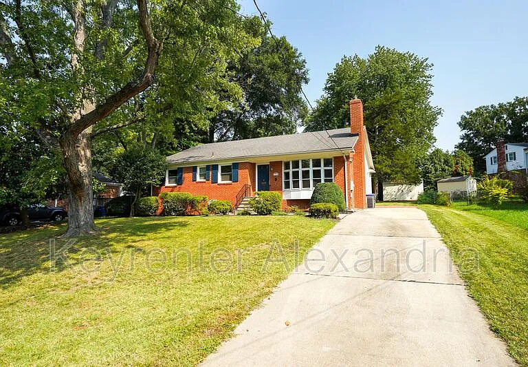 906 Neal Dr — Photo 3