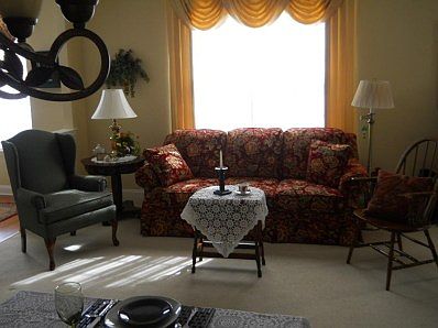 LIVING ROOM.JPG
