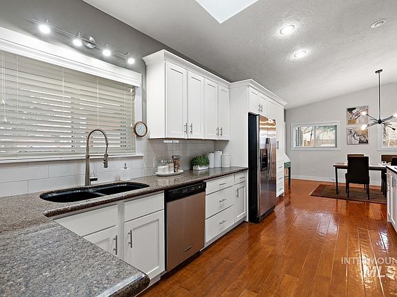 5th image of 3402 W Hillcrest Dr