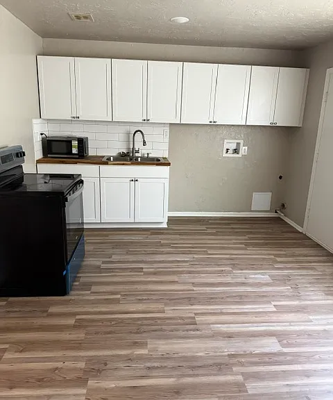401 Saturn St — Photo 3