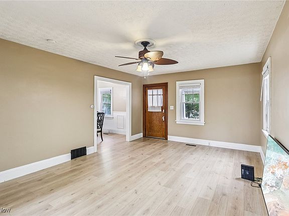 4th image of 1459 Holly Ave