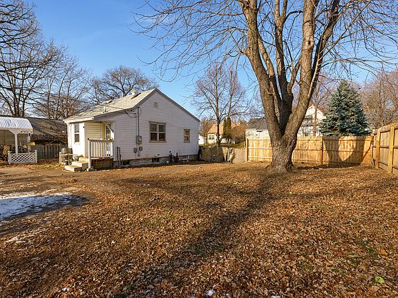 3rd image of 1690 Reaney Ave