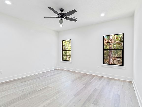 4th image of 180 Torrey Ln N