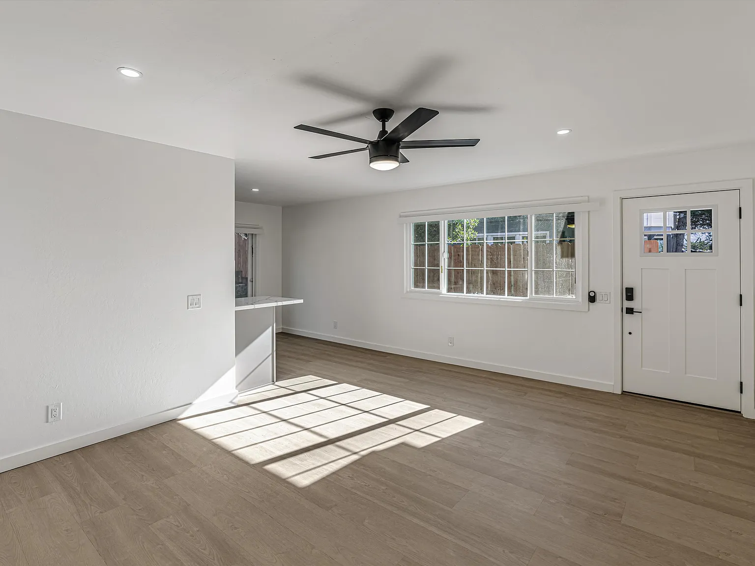 1456 Plumas Ln — Photo 2