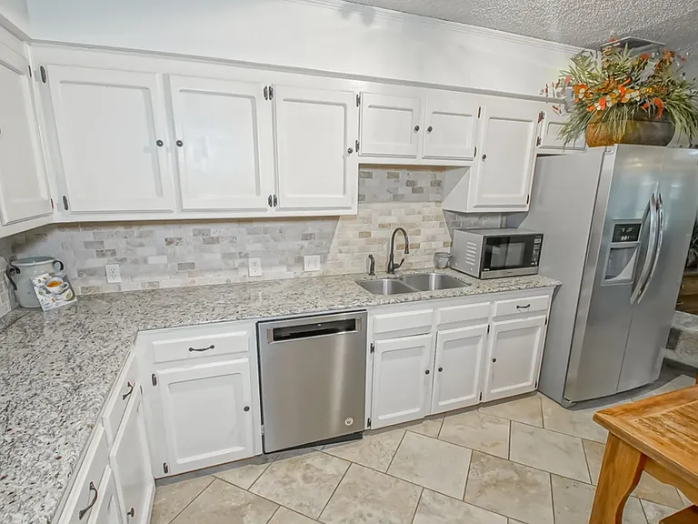 7634 Oakmount Dr — Photo 7