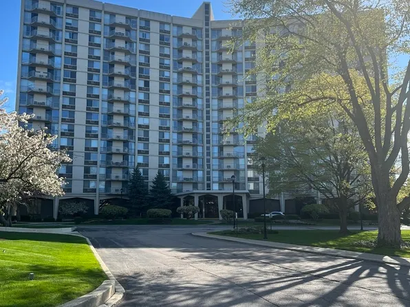 40 N Tower Rd APT 10J, Oak Brook, IL 60523