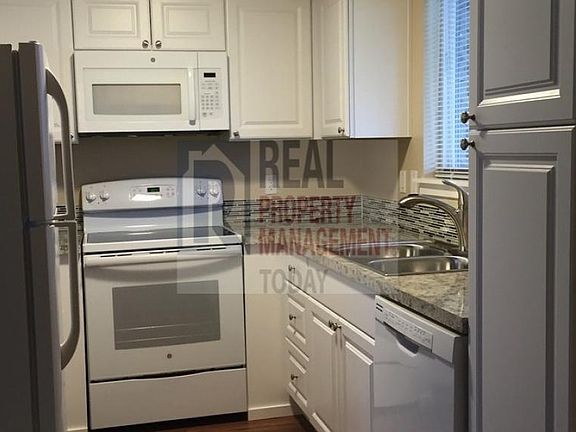 3rd image of 129 16th St SE #B