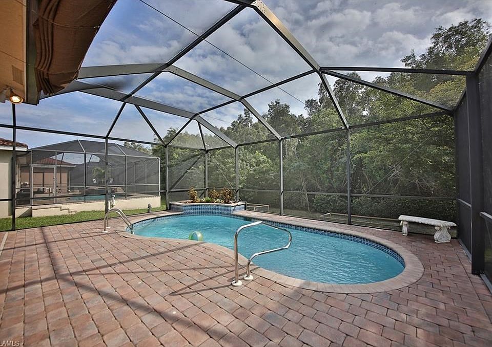 Refreshing Pool ~ Large Pavered Lanai ~ Plenty of under truss