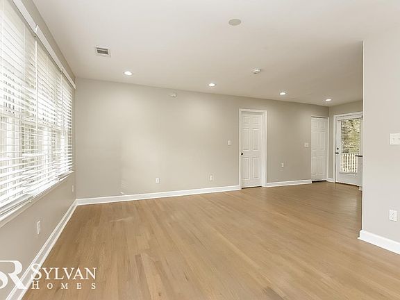 3rd image of 1515 Gaylor Dr SE