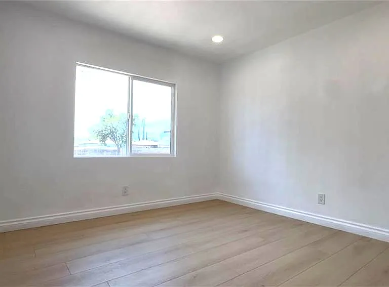 233 E Victoria St — Photo 12