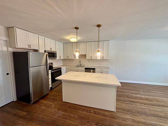 3rd image of 2600 E Kenwood Blvd #204