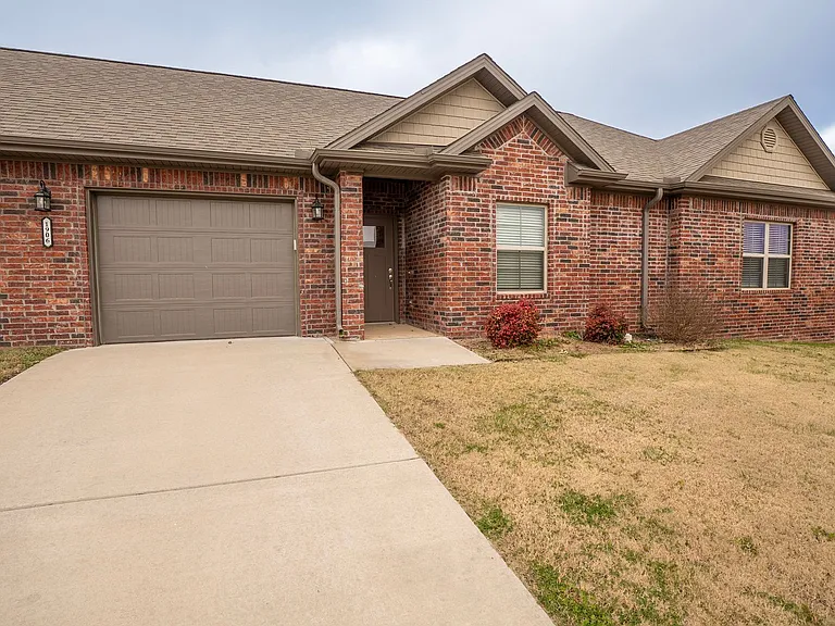 1922 Booker Cir — Photo 1