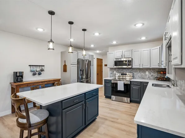 153 Holland Dr, Pella, IA 50219