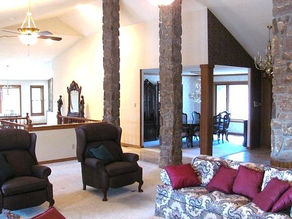 5th image of 105 Deer Park Dr