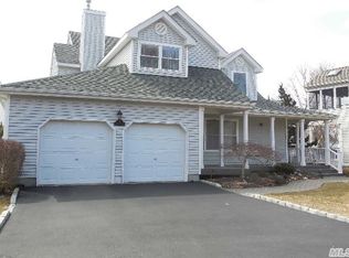 14 Spinnaker Ln, East Patchogue, NY 11772