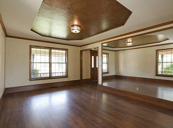 Formal dining with mirrored wall