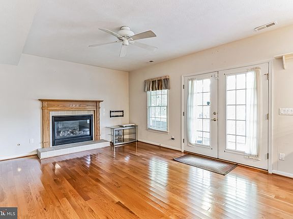 3rd image of 43982 Autumnwood Ln