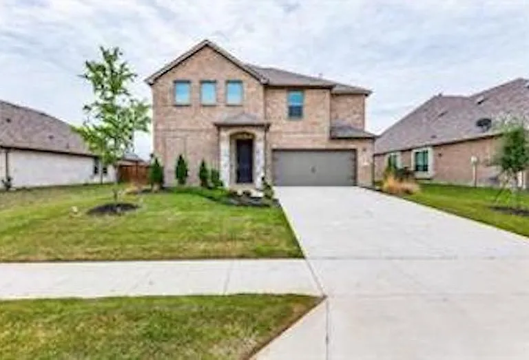 921 Waterview Dr — Photo 1