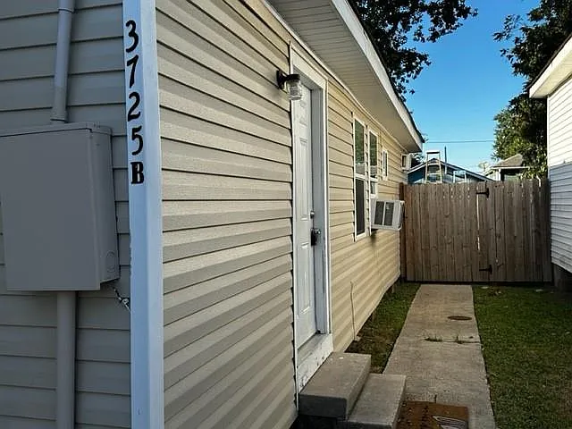 3725 Derbigny St #B — Photo 2