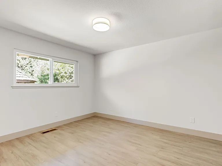 965 Jonas Ave — Photo 31