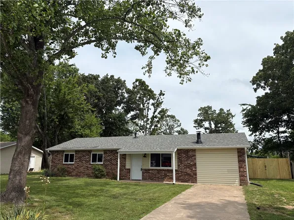 1521 Forest Dr, Little Flock, AR 72756