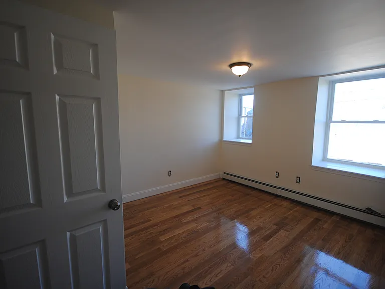 30 Wordsworth St #2L — Photo 3