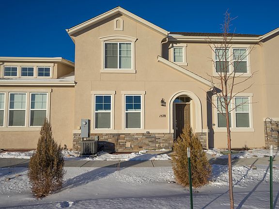 Fabulous "Almost New" Townho