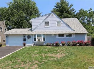 15 Flamingo Rd, Levittown, NY 11756