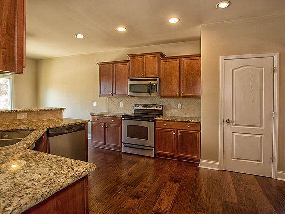 Large Kitchen with Granite