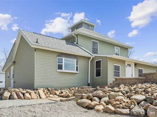 5590 22nd Ave, Vinton, IA 52349
