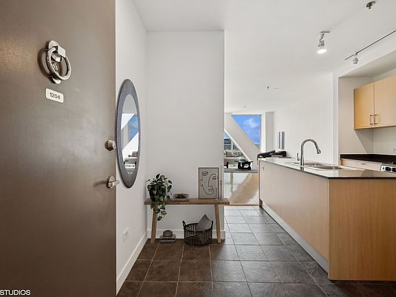 5th image of 510 W Erie St #1204