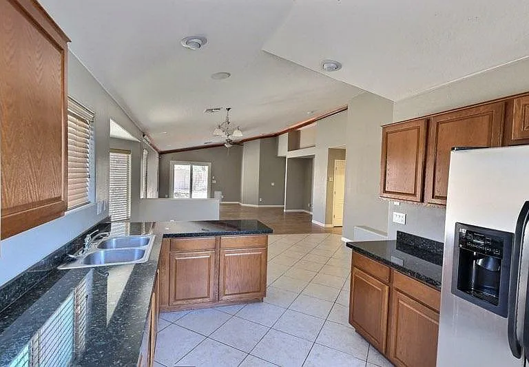 2452 W Tamarisk Ave — Photo 5