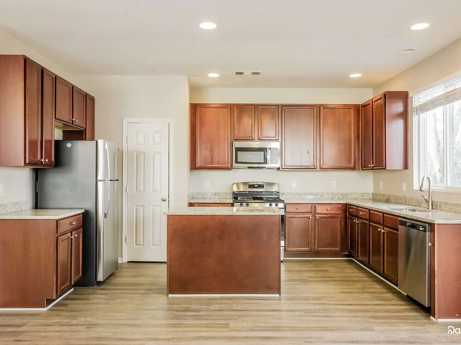 3 bed, 3.0 bath, 1641 sqft, $2,015 — Photo 3