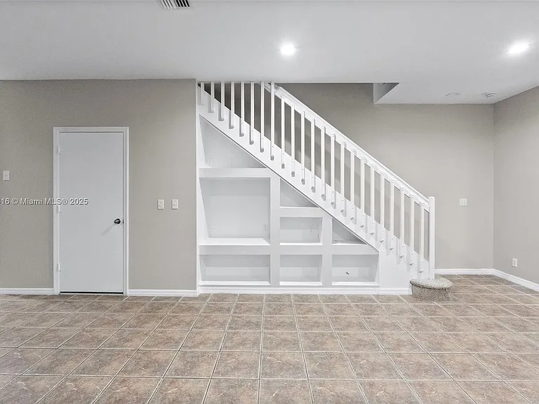 2082 Madeira Dr — Photo 4