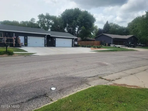 805 13th St NE, Watertown, SD 57201