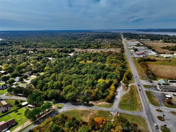 8 E Bower Rd, Eufaula, OK 74432