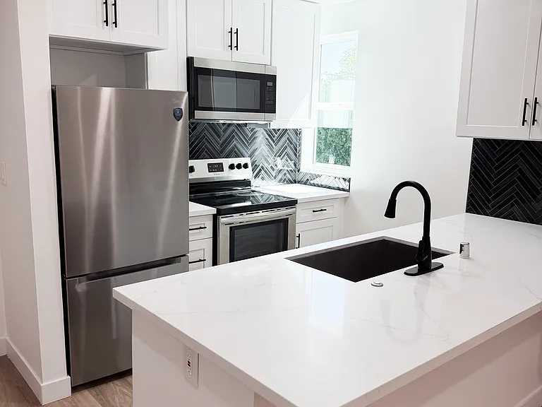 Encino Country Club Apartments — Photo 47