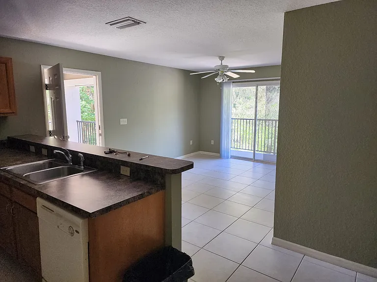 2208 NE 3rd St — Photo 6