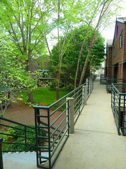Sleek, Stylish 2br 2ba upper level condo in Chancellor Square, walking distance to Campus, downtown! — Photo 3