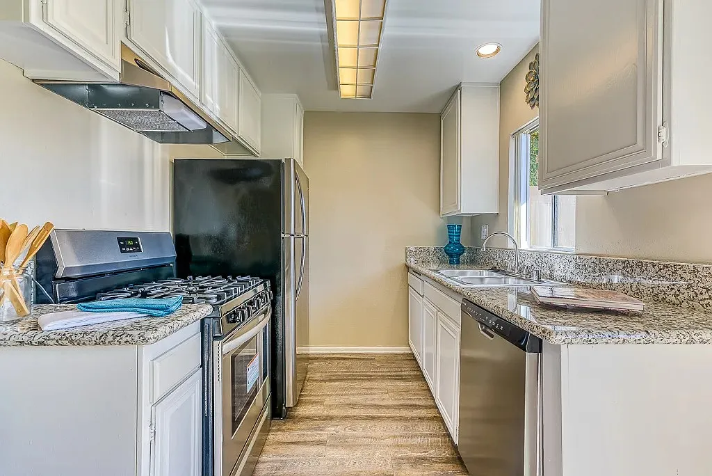 Canyon Club Apartments — Photo 1