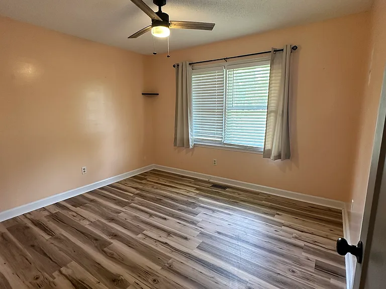 229 Nottingham Dr — Photo 4