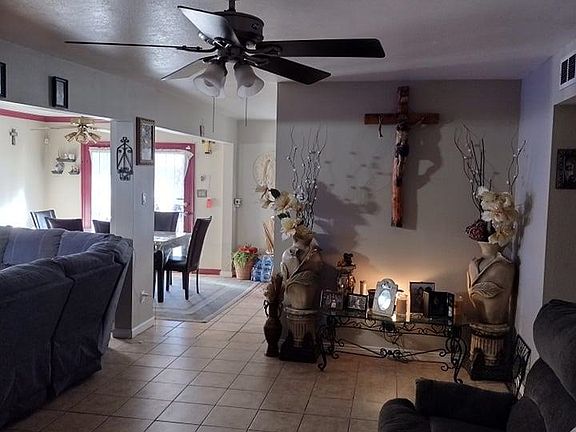 5th image of 212 E Poe St