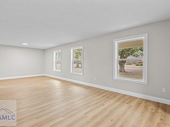 5th image of 215 Glynn St