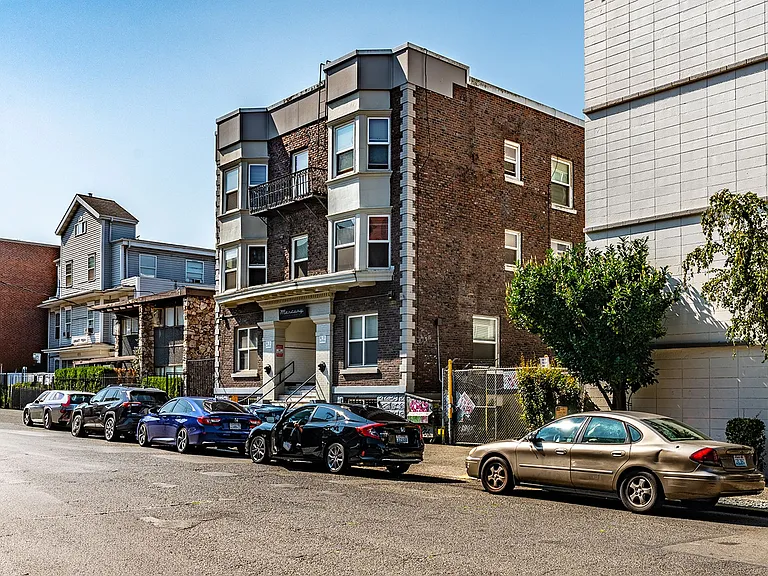 Mercury Apartments Modern Living in a Classic Seattle Building — Photo 6