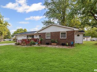 17 Crestwood Dr, Centralia, IL 62801