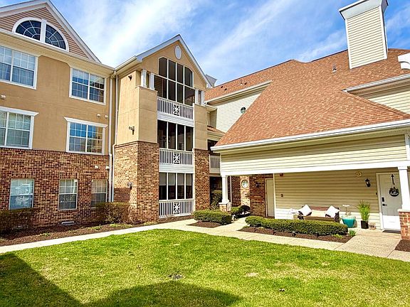 2nd image of 302 Canterbury Rd APT J