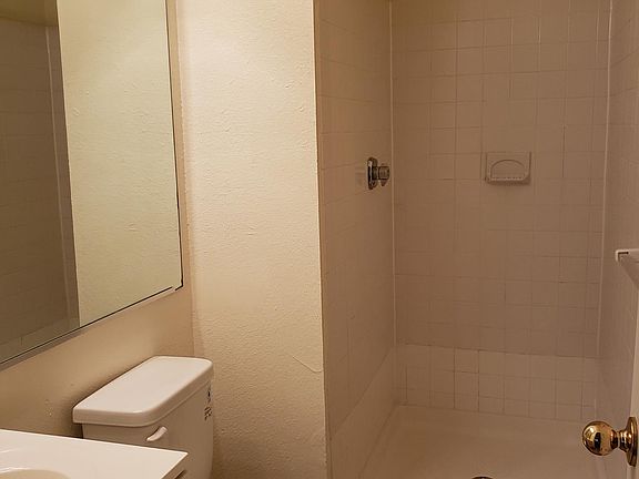 4th image of 621 Hempstead Ct