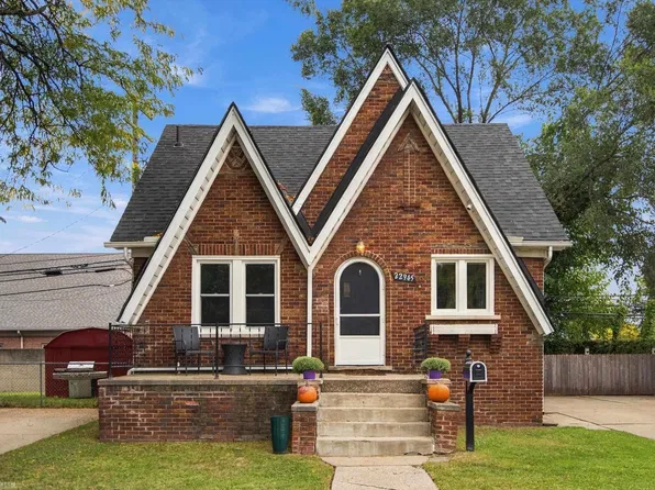 22945 Pleasant St, Saint Clair Shores, MI 48080