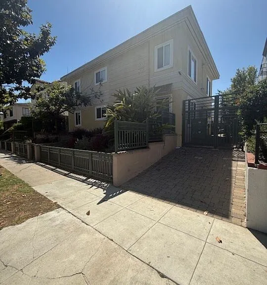 433 S Doheny Dr #A — Photo 1