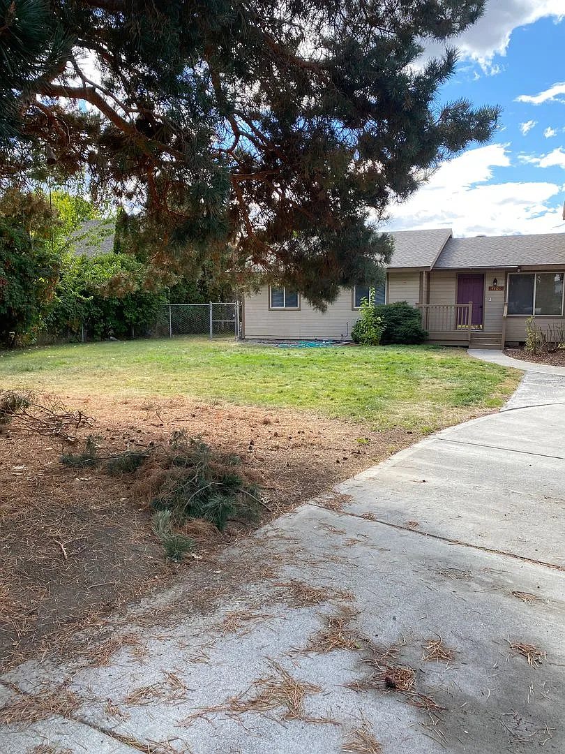 Large Home for Rent on Airway Dr, Beautiful Backyard Views! — Photo 3